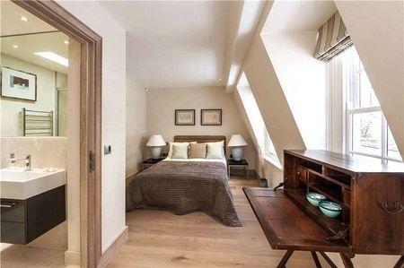 An exceptionally presented townhouse in a quiet Belgravia mews - Photo 2