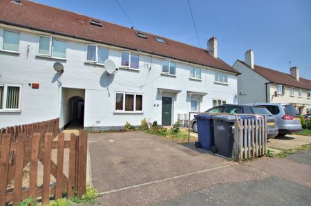 A well presented furnished double room, for single occupation, on the first floor in this professional six bedroomed shared house situated in Trumpington. Ideally located for easy access to Cambridge City Centre, Addenbrookes, Cambridge Train Station, M11 and guided bus routes. Rent is inclusive of utilities, council tax and WIFI - Photo 3