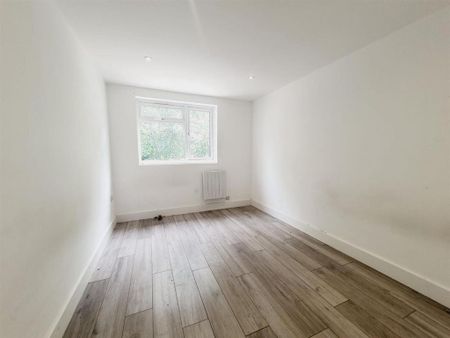 8 bedroom end of terrace house to rent - Photo 3