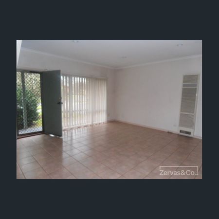 Lovely Two-Bedroom Townhouse – Great Location! - Photo 3