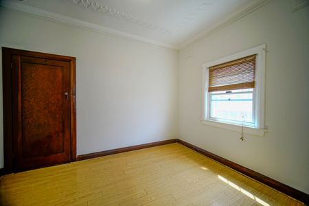 Spacious 3-Bedroom Home with Yard & Parking - Photo 4