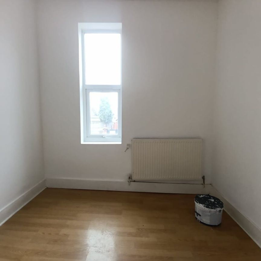 2 Bed Flat, Leigh Road, E6 - Photo 1