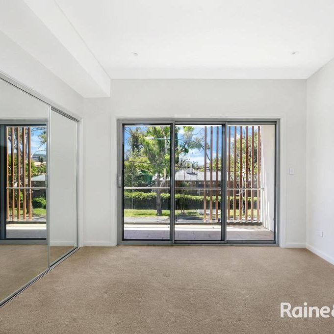 Luxury 3 Bedroom Townhouse - Close To Town - Photo 1