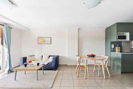 Stylish Apartment Offering Comfort and Convenience in the Heart of Ashfield - Photo 3