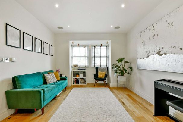 A well presented four double bedroom townhouse situated in a modern development. - Photo 1