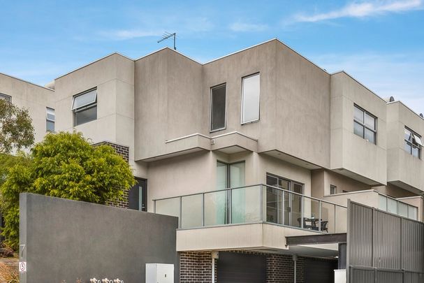 Spacious Townhouse Living - Photo 1