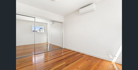 SUNNY TWO BEDROOM APARTMENT IN BOUTIQUE BLOCK! - Photo 3