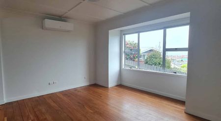 COSY THREE BEDROOM HOME - Photo 4