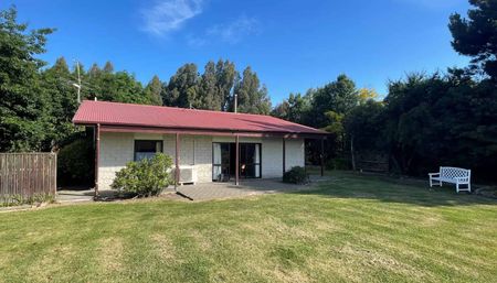 Three Bedroom Country Home - Photo 2