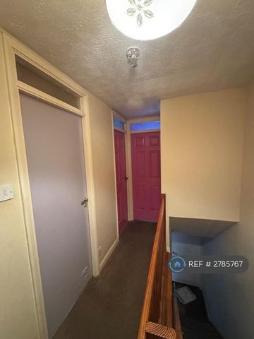 1 bedroom in a house share to rent - Photo 2