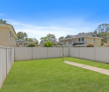 Large Three bedroom with air conditioning in selective school zone - Photo 3