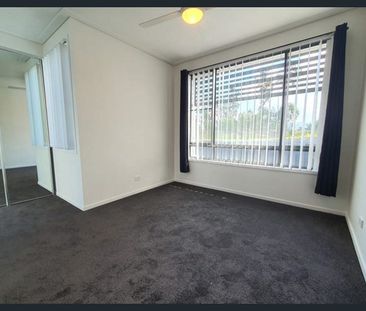 Stylish Town House within walking distance to Robina Town Centre - Photo 4