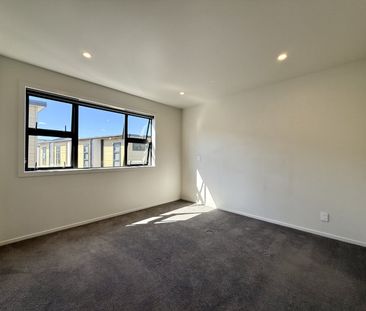 Modern 2-Bedroom Townhouse in Lower Hutt - Photo 2