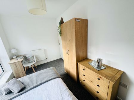 A Comforting 6 Double Bedrooms for Rent in Brighton - Photo 3