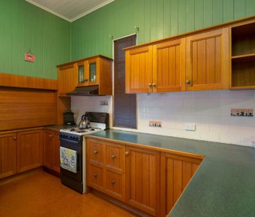 Spacious Home in Silkstone! - Photo 6