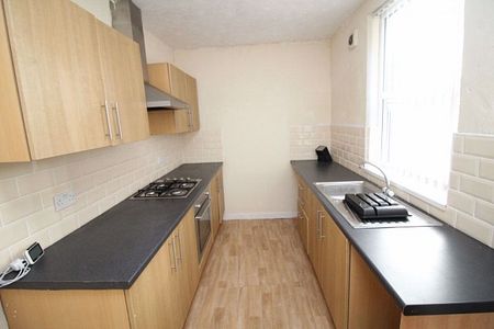 3 Bedroom Terraced House - Photo 2