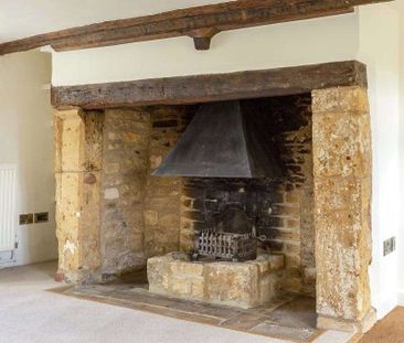 Grade II listed Cotswold stone cottage - Photo 3