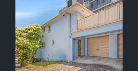 Freshly Updated Townhouse in Prime Location - Photo 4