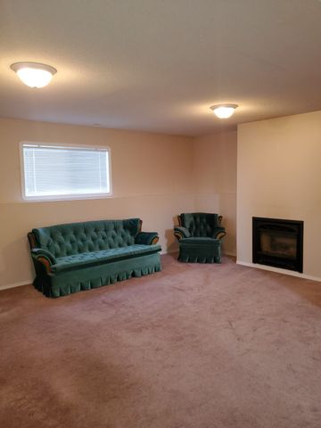 4 Bedroom Home, Fully Finished Basement, w/Double Detached Garage! - Photo 5