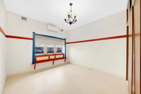 Duplex Sized, Renovated Ground Floor Apartment - Photo 2