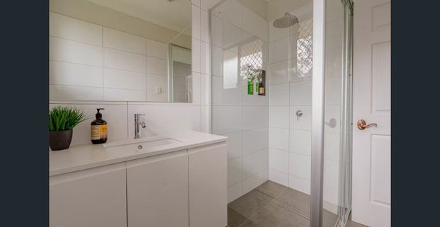 Available March 2026 - a 2 Bedroom Retreat in Nerang! - Photo 1