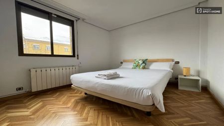 3-bedroom apartment for rent in Moscardó - Photo 2