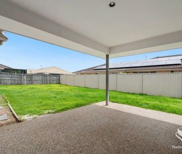 Freshly painted and carpeted - Family home in quiet location - Photo 6