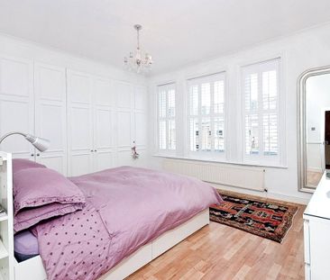 2 bedroom flat in London - Photo 1