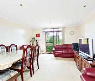 Three Bedroom Townhouse in Desirable Location - Photo 2