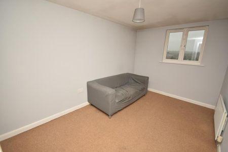 3 bedroom flat to rent - Photo 4