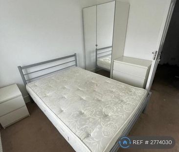 1 bedroom in a flat share to rent - Photo 2