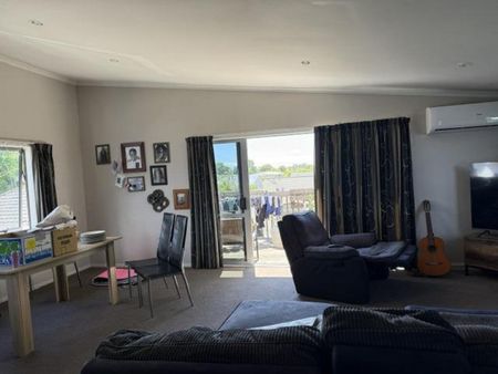 4 Bedroom Townhouse - Great Location - Photo 2