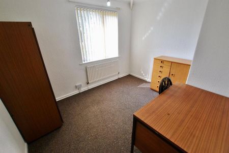 4 bedroom semi-detached house to rent - Photo 4