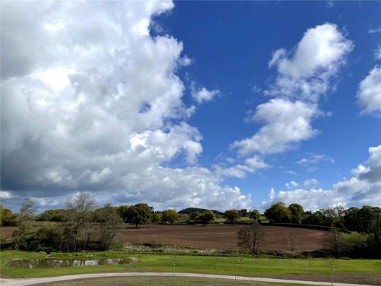 Stylish, furnished two bedroom apartment with gated parking, tucked down a quiet road in picturesque South-Cheshire countryside. Long or Short let considered. - Photo 1