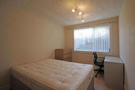 3 bedroom flat to rent - Photo 3