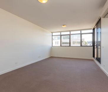 Light filled North facing one bedroom apartment with parking - Photo 4