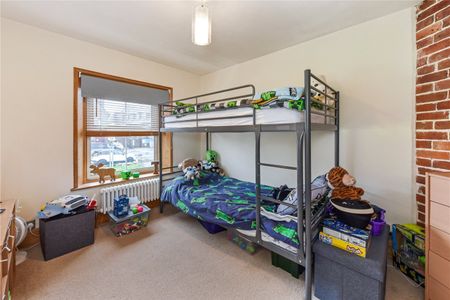 A characterful two-bedroom apartment in the heart of historic Midhurst - Photo 5