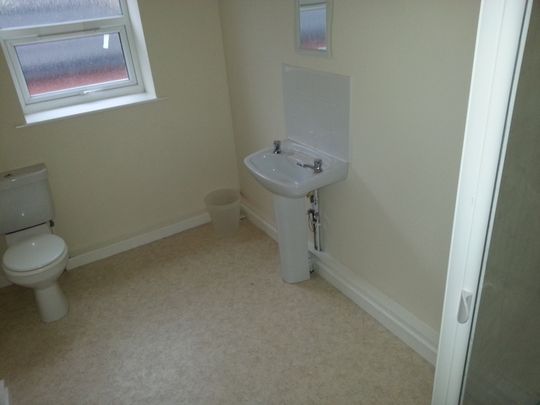 5 Bedroom Terraced To Rent in Nottingham - Photo 1