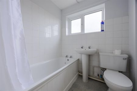 To Let 2 Bed Flat - Purpose Built - Photo 5