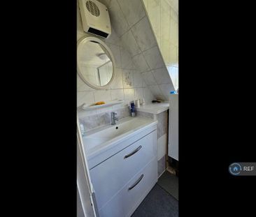 1 bedroom in a house share to rent - Photo 6