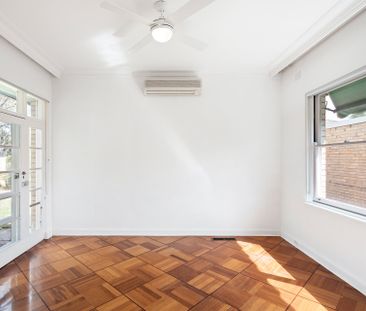 Oversized four bedroom house - Photo 3