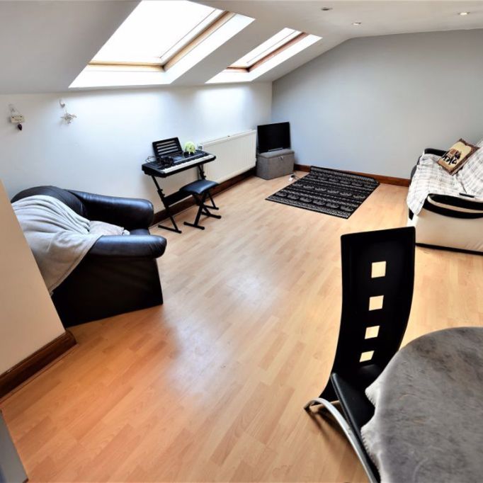 3 bedroom Flat in Flat C, Leeds - Photo 1