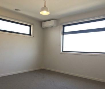 Location, Lifestyle & Comfort! - Photo 2