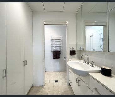 Private townhouse with own street entry, harbour vistas and wrap ar... - Photo 5