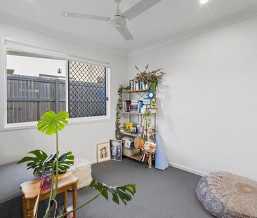 STUNNING MODERN HOME IN BEAUTIFUL PIMPAMA LOCATION - Photo 2