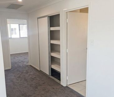 4 BEDROOM 2 BATH TOWNHOUSE WITH DUCTED AIR - Photo 3