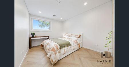 Furnished Two-Bedroom Flat with Sun-Drenched Terrace - Photo 2