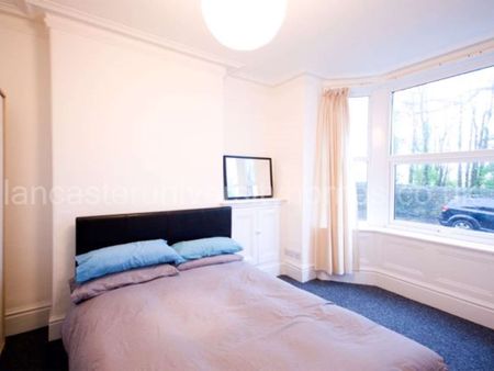 Modern 5 bedroom home ideally located close to the town centre. Room 1 - Photo 4