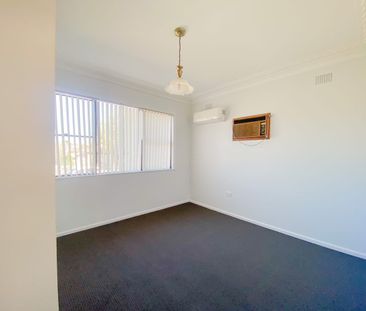 Cozy 3-Bedroom Home Near Rutherford Shopping Centre - Photo 4