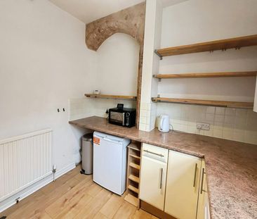Flat to rent on - Photo 2